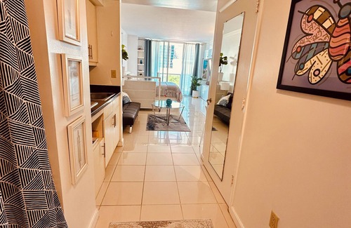 Coconut Grove Hotel | Modern Arya Hotel Escape - Pool, Sauna, Gym & Walk to Cafés, Parks & CocoWalk