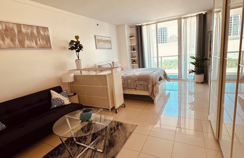 Coconut Grove Hotel | Modern Arya Hotel Escape - Pool, Sauna, Gym & Walk to Cafés, Parks & CocoWalk