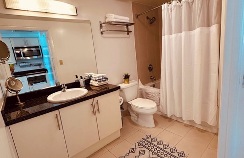 Coconut Grove Hotel | Modern Arya Hotel Escape - Pool, Sauna, Gym & Walk to Cafés, Parks & CocoWalk