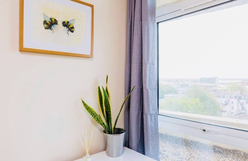 Ashford Apartment | Modern Ashford 2B Apartment (Sleeps 6) Town Centre