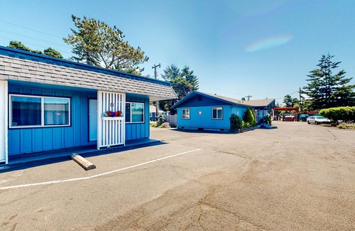 Bandon House | Modern beach hideaway with fast WiFI - walk to downtown shops & eateries