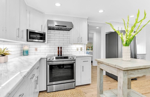 Wrightsville Beach Cottage | Modern Beachy Oasis Cottage ! Just steps to the Ocean!