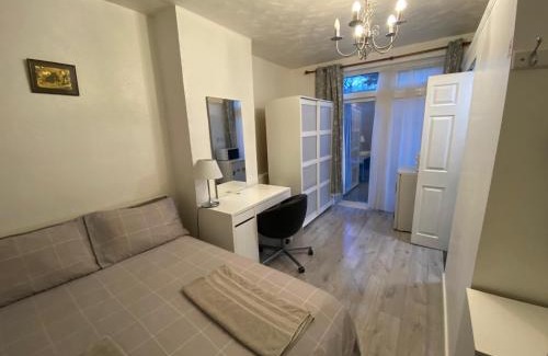 Goresbrook House | Modern bedroom with garden view