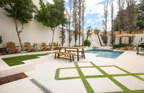 Medical Center District House | Modern Boho 5BR W Pool Six flags
