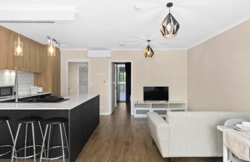 Spring Hill Apartment | Modern Bright 1-Bedroom Haven SHS 21