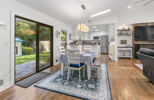 Lavista Park House | Modern, bright, convenient, peaceful
