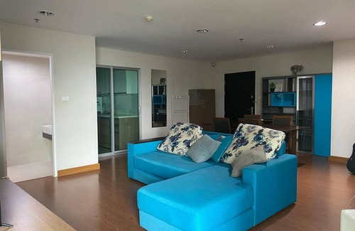 Huai Khwang Condo | "Modern Condo Overlooking Pool – Perfect for Relaxation"