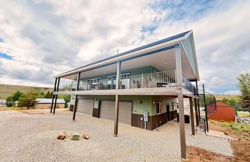 Helper Apartment | Modern cabin with private dock