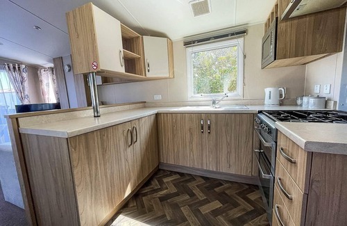 Corton House | Modern caravan with decking at Azure Seas along the Suffolk coast ref 32065AZ