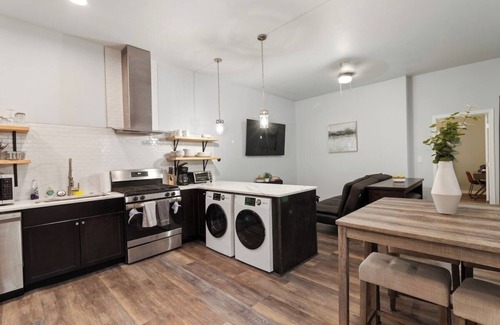 Columbia-Tusculum House | Modern & Central Single Level abode: 3 King beds