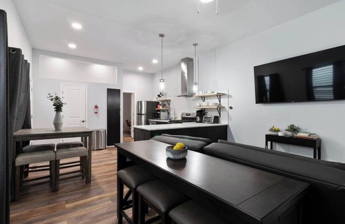 Columbia-Tusculum House | Modern & Central Single Level abode: 3 King beds