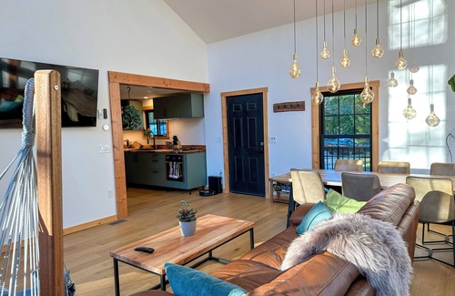 Goshen Ski Chalet | Modern Chalet by Mt. Sunapee with Spa