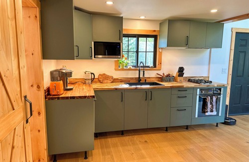 Goshen Ski Chalet | Modern Chalet by Mt. Sunapee with Spa