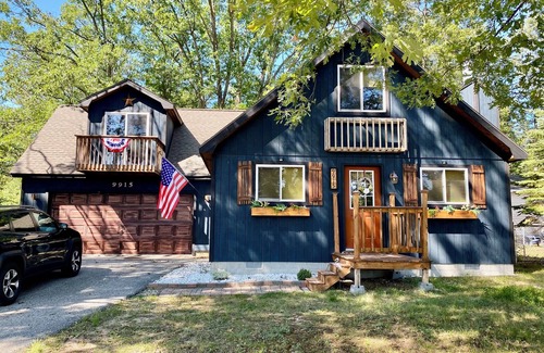 Higgins Lake Ski Chalet | Modern Chalet with Fireplace - close to Higgins Lake!