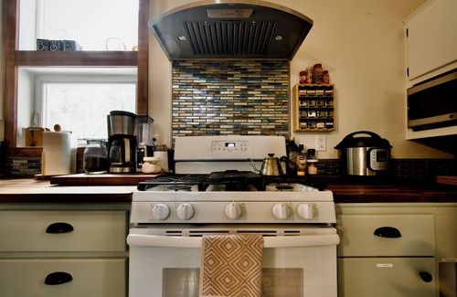 Mineral Cabin | Modern-Chic Cabin. 8mi to Lassen. EV Charging, Pet Friendly!