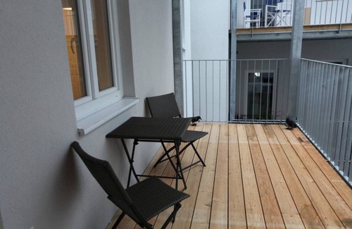 Brigittenau Apartment | Modern city apartment with balcony