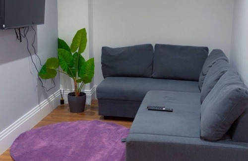 Hatfield Apartment | Modern City Flat in Hatfield offers free Wi-Fi, family rooms