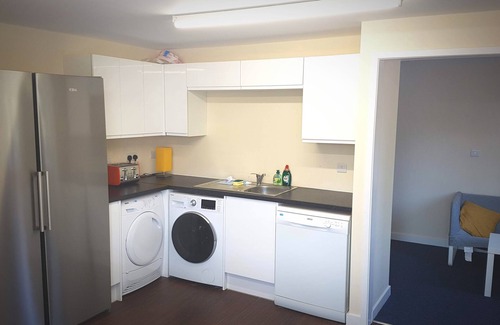 Norwich Apartment | Modern City Home with 5 Ensuites and Private Parking! Perfect for Working teams