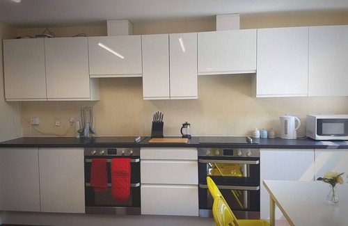 Norwich Apartment | Modern City Home with 5 Ensuites and Private Parking! Perfect for Working teams
