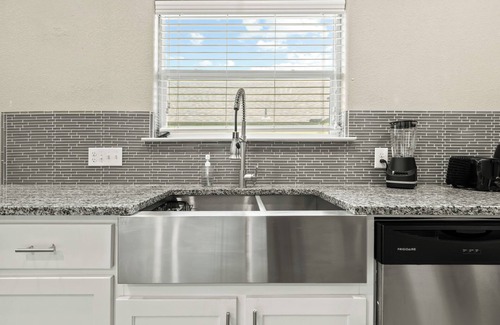 Sherman Apartment | Modern Clean, Near Austin College & Fully Equipped