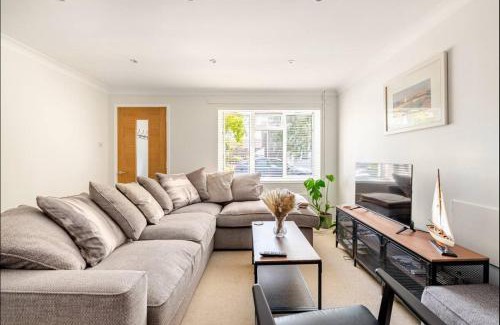 New Forest District Apartment | Modern Coastal Cottage with Hottub and Free parking