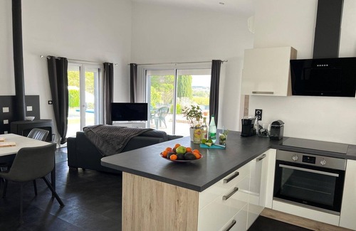 Pouzols-Minervois House | Modern Comfort in Minervois
