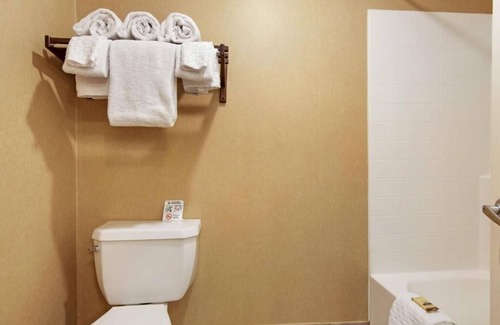 Bryce Canyon Hotel | Modern Comfort in Nature's Embrace! Swimming Pool, Free Breakfast, Pets Allowed!