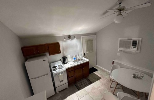 Colonialtown North Apartment | Modern Comfort: Mills/50 Hideaway