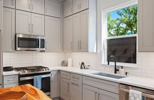 Austin House | Modern Comfort Near It All 2BR/2.5BA Sleeps 6