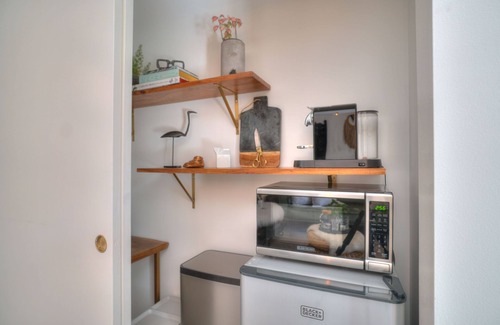 Wedgwood Apartment | Modern comfort, remodeled, A/C, free parking