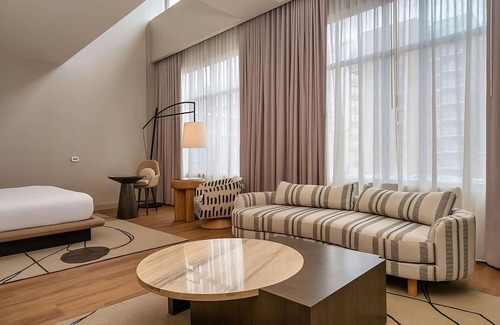 Gaslamp Quarter Hotel | Modern Comfort with Great Amenities! Swimming Pool, Parking, Pets are Allowed!