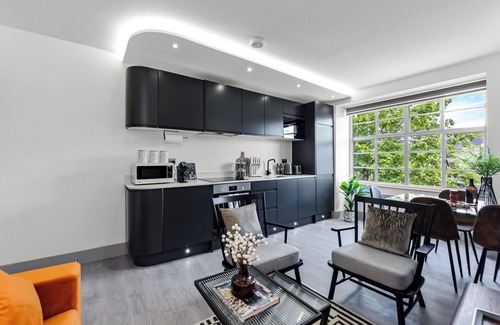 Coppetts Apartment | Modern Comforts 2 BD Flat - Sleeps 5