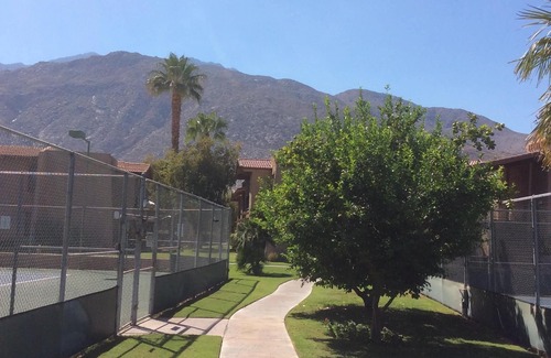 Warm Sands Condo | Modern Comfy 2 BR 2 BA Ground Floor Condo Steps to Downtown PS