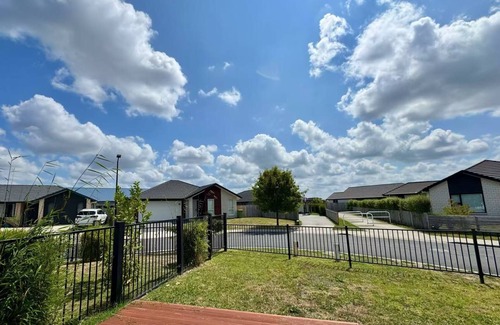 Hamilton House | Modern Comfy 3 Bedrooms House in Chartwell