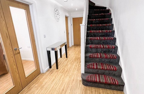 Milton Keynes House | Modern, Comfy 6 bedroom house