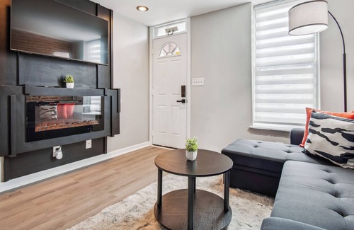 Riverside House | Modern & Comfy ~ Federal Hill ~ Queen Bed ~ Patio / Deck near M&T / Camden
