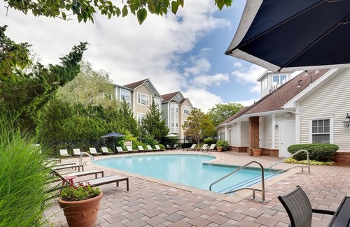 South Kingstown Condo | Modern Condo close to beaches with pool, walkable restaurants and brewery