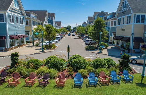 South Kingstown Condo | Modern Condo close to beaches with pool, walkable restaurants and brewery