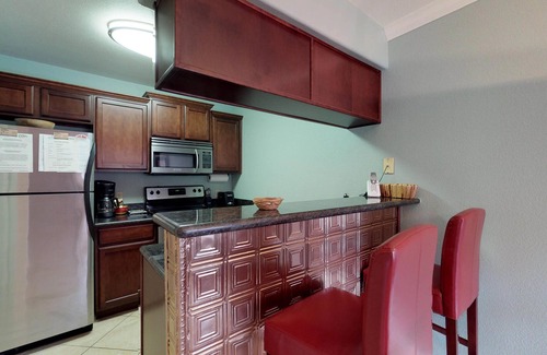 Tucson Condo | Modern condo near golf with a shared pool, hot tub