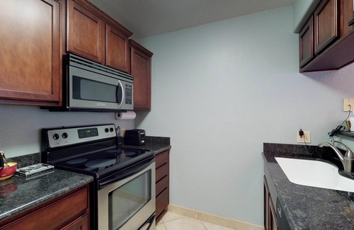 Tucson Condo | Modern condo near golf with a shared pool, hot tub