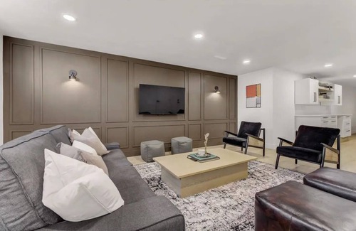 Southwest Edmonton Apartment | Modern Contemporary 2BR Basement Suitenn