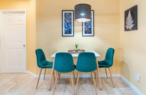 Mosswood House | Modern Cottage near many conveniences