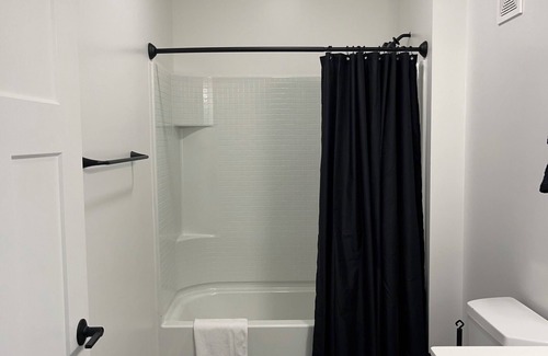 Whitestown Apartment | Modern Cozy 2-bdrm 2-bath Escape