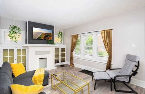 Columbus House | Modern Cozy 2 BR Near Downtown and Children's Hospital