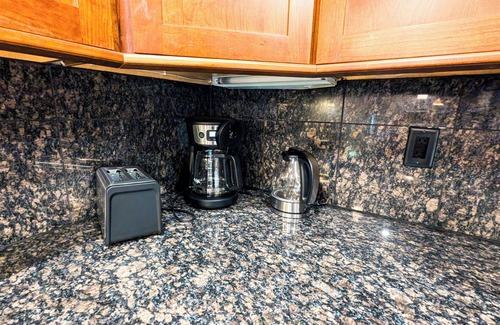 Overland Park House | Modern & cozy 3BR family retreat in south Overland Park