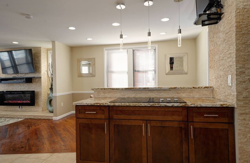 South Charleston House | Modern & Cozy 4 Bedroom, 6 TV's, Ms. Pacman, Walk to Starbucks!