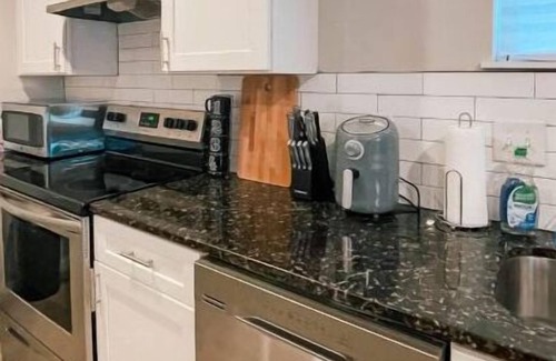 Concord House | MODERN & COZY CONCORD ESCAPE 2BR/1BTH APT