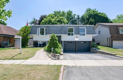 Mississauga House | Modern Cozy Newly Renovated Home fully equipped ideal for long stays