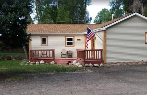 Buena Vista House | Modern Creekside Cottage