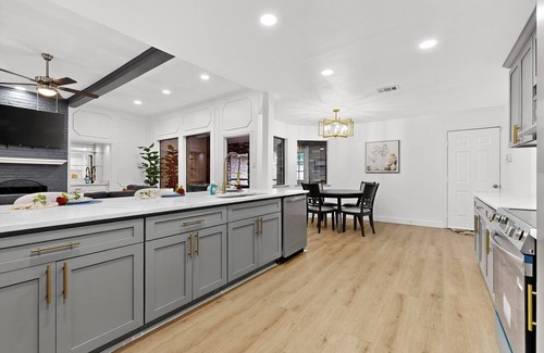 Southwest Carrollton House | Modern Design & Chef's Kitchen & Spacious & Stylish 4 bedroom 3.5 bathroom